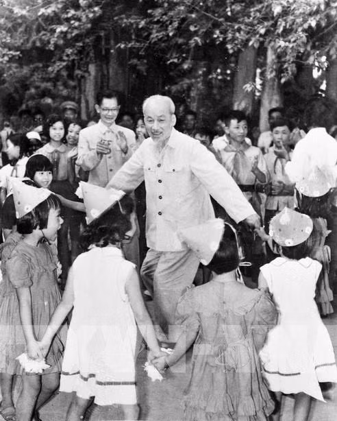 Bác Hồ vui múa hát với các cháu thiếu nhi tại vườn Phủ Chủ tịch nhân Ngày Quốc tế Thiếu nhi 1/6/1960. Ảnh: TTXVN