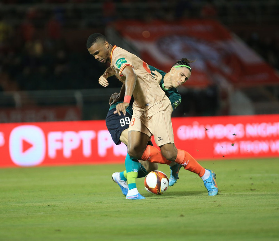 Sự xuất hiện của các ngoại binh ở V-League khiến cho các cầu thủ trẻ không có nhiều cơ hội đá chính. Ảnh: VPF. Sự xuất hiện của các ngoại binh ở V-League khiến cho các cầu thủ trẻ không có nhiều cơ hội đá chính. Ảnh: VPF.