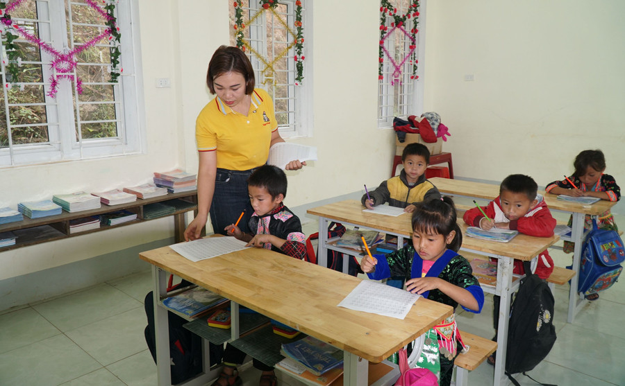 Giờ học của cô trò điểm bản Huồi Cọ, Trường Phổ thông DTBT Tiểu học Nhôn Mai (huyện Tương Dương, Nghệ An). Giờ học của cô trò điểm bản Huồi Cọ, Trường Phổ thông DTBT Tiểu học Nhôn Mai (huyện Tương Dương, Nghệ An).