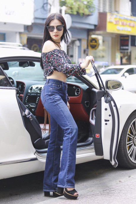 Những lần diện streetstyle khoe eo thon hút mắt người nhìn của ca sĩ Thu Thủy! - Ảnh 5 Nhung lan dien streetstyle khoe eo thon hut mat nguoi nhin cua ca si Thu Thuy! - Anh 5