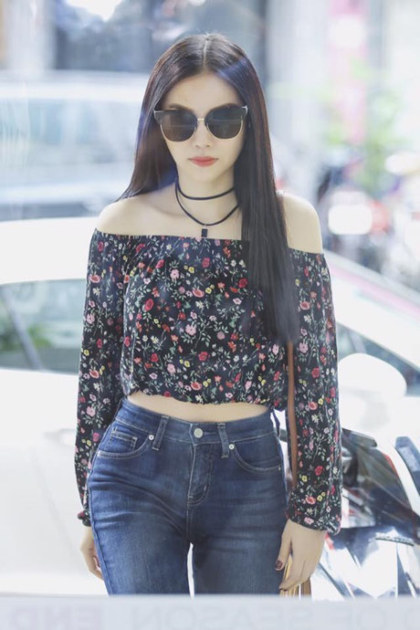 Những lần diện streetstyle khoe eo thon hút mắt người nhìn của ca sĩ Thu Thủy! - Ảnh 4 Nhung lan dien streetstyle khoe eo thon hut mat nguoi nhin cua ca si Thu Thuy! - Anh 4