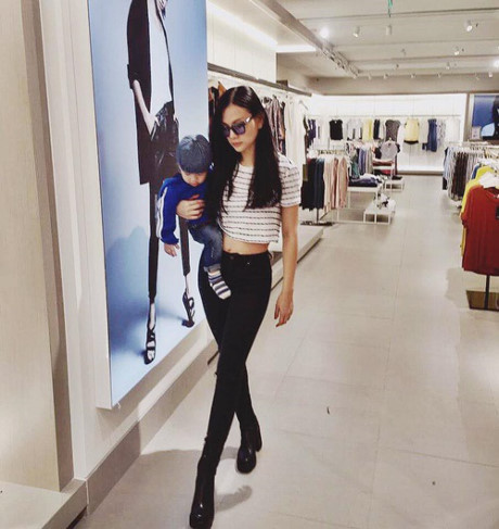 Những lần diện streetstyle khoe eo thon hút mắt người nhìn của ca sĩ Thu Thủy! - Ảnh 8 Nhung lan dien streetstyle khoe eo thon hut mat nguoi nhin cua ca si Thu Thuy! - Anh 8