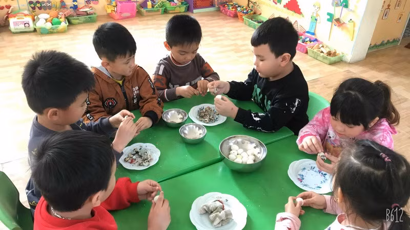 Trẻ mầm non tại Trường Mầm non tư thục Hiệp Hòa, huyện Lý Nhân trong giờ học trên lớp.