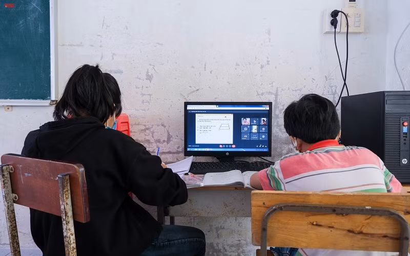 HS vùng dịch chưa thể đến trường được kết nối với thầy cô để học trực tuyến tại nhà.