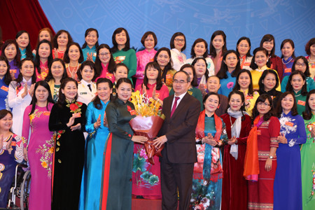 Thay mặt lãnh đạo Đảng, Nhà nước, Chủ tịch Ủy ban Trung ương MTTQ Việt Nam Nguyễn Thiện Nhân đã trao tặng lẵng hoa tươi thắm cho Ban Chấp hành Trung ương Hội LHPN Việt Nam khóa XII, nhiệm kỳ 2017-2022 và chúc mừng thành công của Đại hội. Ảnh: VGP/Nguyễn Hoàng Thay mặt lãnh đạo Đảng, Nhà nước, Chủ tịch Ủy ban Trung ương MTTQ Việt Nam Nguyễn Thiện Nhân đã trao tặng lẵng hoa tươi thắm cho Ban Chấp hành Trung ương Hội LHPN Việt Nam khóa XII, nhiệm kỳ 2017-2022 và chúc mừng thành công của Đại hội. Ảnh: VGP/Nguyễn Hoàng