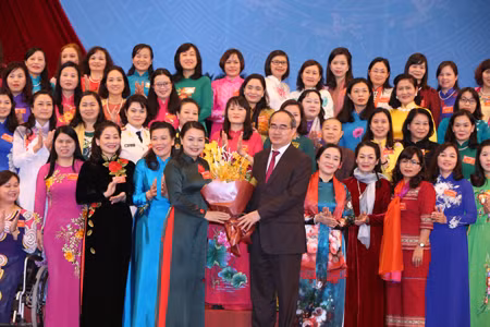 Thay mặt lãnh đạo Đảng, Nhà nước, Chủ tịch Ủy ban Trung ương MTTQ Việt Nam Nguyễn Thiện Nhân đã trao tặng lẵng hoa tươi thắm cho Ban Chấp hành Trung ương Hội LHPN Việt Nam khóa XII, nhiệm kỳ 2017-2022 và chúc mừng thành công của Đại hội. Ảnh: VGP/Nguyễn Hoàng