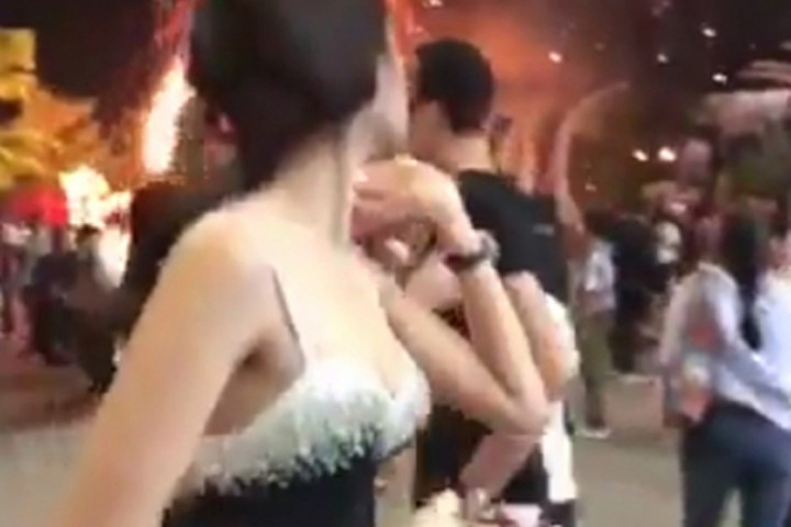 Nữ ca sỹ Hà Hồ hoảng loạn thoát khỏi đám cháy.