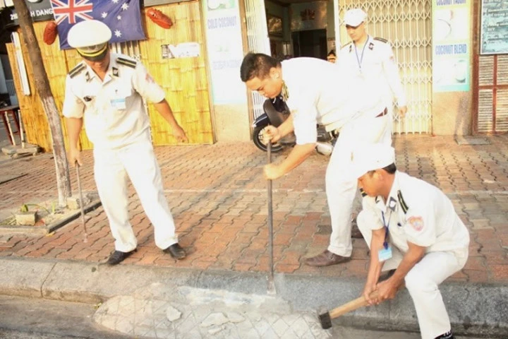 Đà Nẵng chỉnh trang vỉa hè bằng búa, xà beng