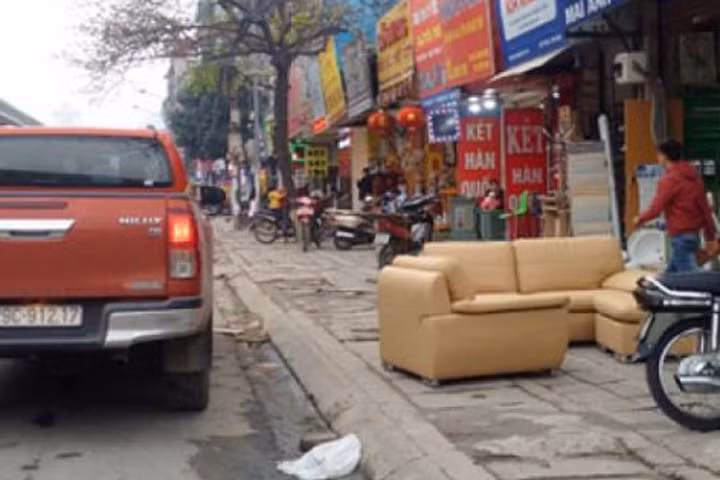 Vỉa hè Hà Nội vẫn y nguyên sau thư ngỏ của chủ tịch quận