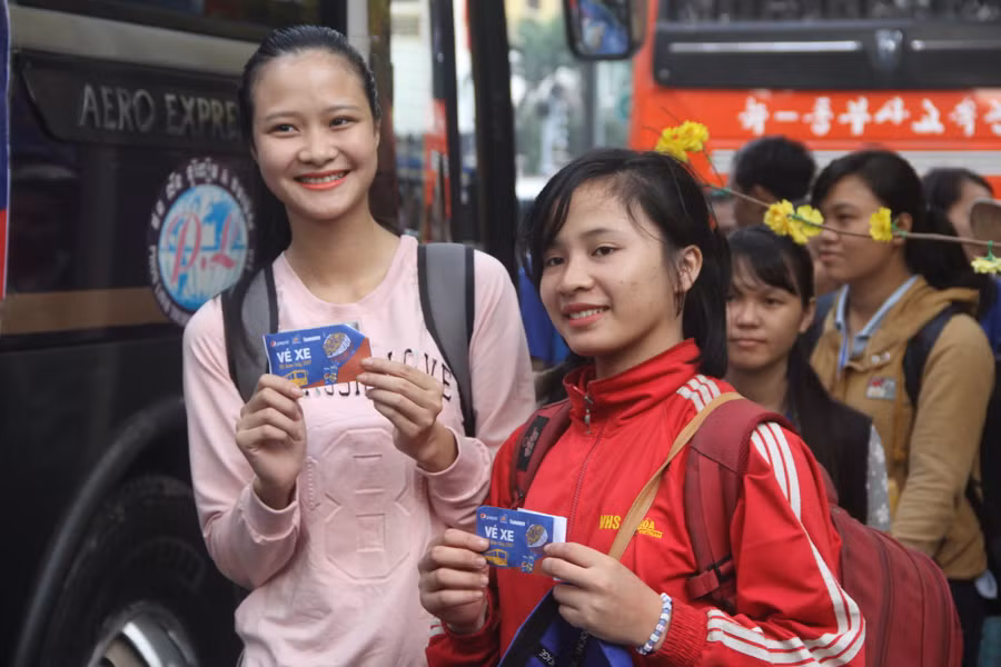 Niềm vui của các bạn sinh với tấm vé xe về quê đón Tết 
