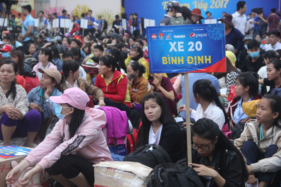 Các bạn sinh viên, người lao động có mặt từ rất sớm để tập trung trước khi di chuyển lên xe về quê