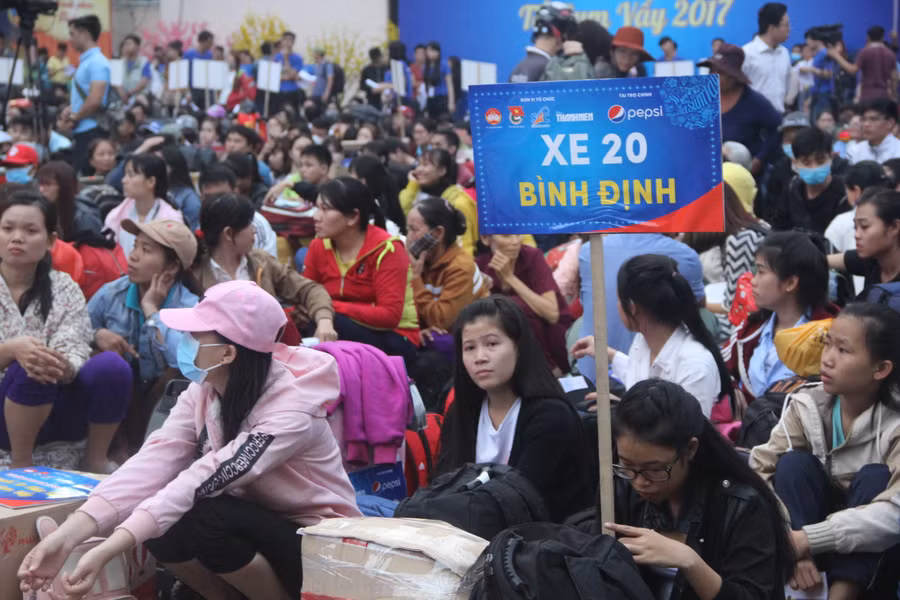 Các bạn sinh viên, người lao động có mặt từ rất sớm để tập trung trước khi di chuyển lên xe về quê