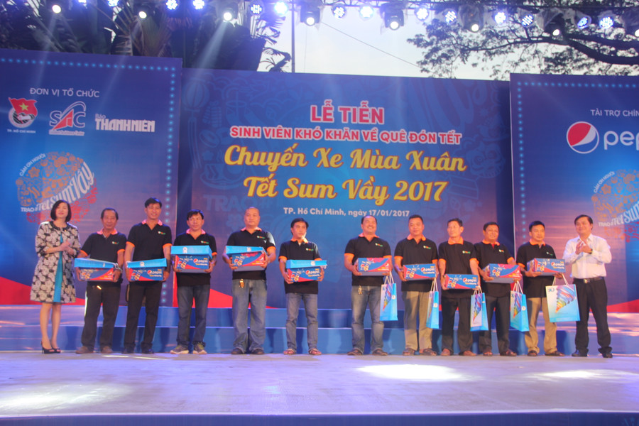 Ban tổ chức chương trình và nhà trài trợ tri ân các bác tài xế-những người đồng hành trong chuyến xe mùa xuân