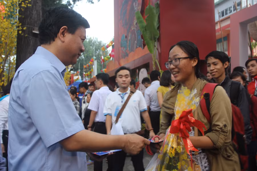 Ông Đinh La Thăng-Bí thư Thành ủy TPHCM gửi tới các bạn sinh viên những bao lì xì trước khi lên xe về quê