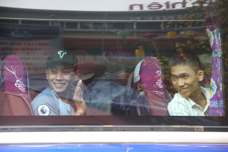 Niềm vui của các bạn sinh viên trên chuyến xe