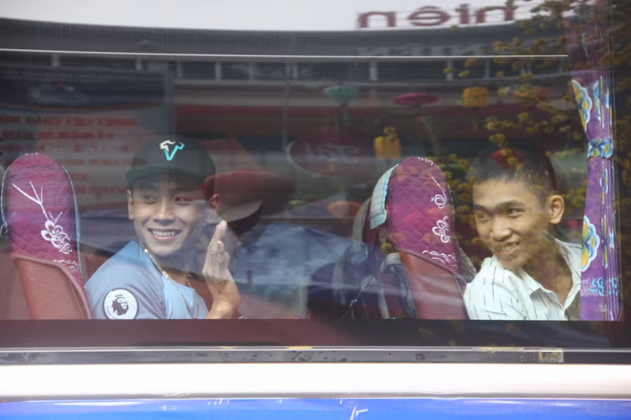 Niềm vui của các bạn sinh viên trên chuyến xe