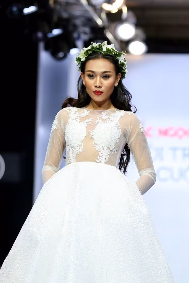  Nữ người mẫu tỏ ra đa năng khi vừa hoàn thành tốt công việc đóng phim và diễn thời trang. 