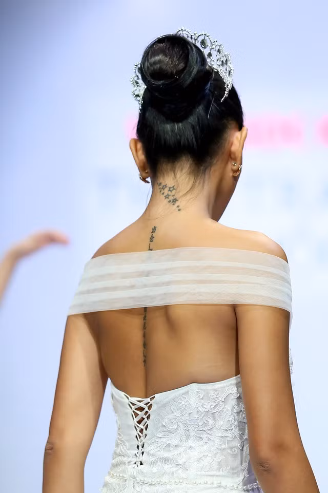  Phía trên cổ Diệu Huyền cũng có những hình xăm ngôi sao nhỏ. 