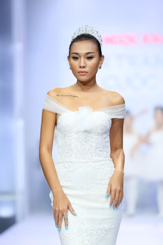  Diệu Huyền là một nhân tố mà nhiều nhà thiết kế lựa chọn. Khi trình diễn với chiếc váy đuôi cá, cô để lộ hẳn dòng chữ xăm trước ngực. 