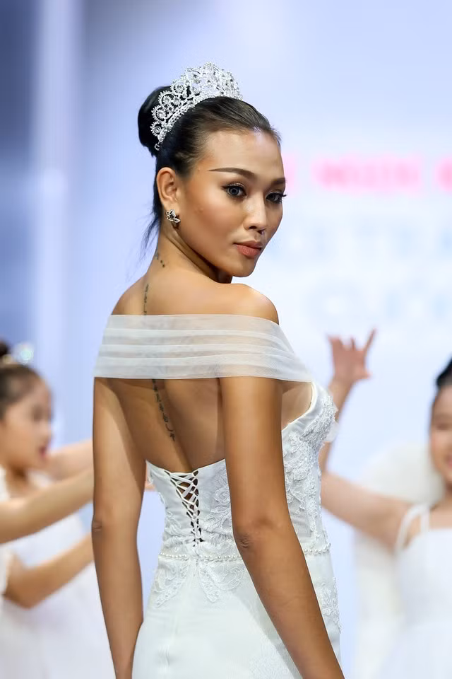  Sau đó là hình xăm dài phía sống lưng. 