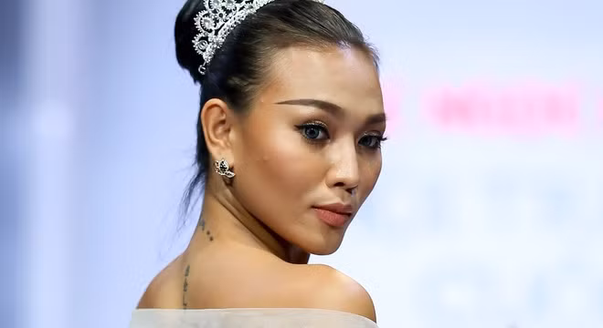 Siêu mẫu Diệu Huyền để lộ hình xăm "khủng"