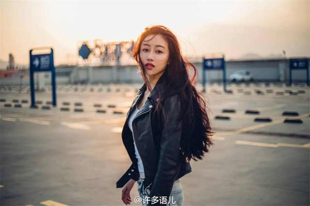 Nữ trợ giảng Bách khoa xinh đẹp khoe dáng chuẩn khi tập gym ảnh 1 Hứa Đa Ngữ Nhi (SN 1991) là cái tên được cư dân mạng Trung Quốc nhắc đến rất nhiều với biệt danh Cô giáo hot nhất mạng xã hội bởi gương mặt xinh đẹp và thân hình chuẩn không cần chỉnh.