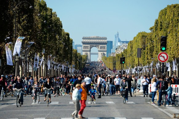 Đại lộ Champs-Elysees trong một ngày cấm ôtô năm 2015. Ảnh: Getty 6 thành phố trên thế giới lên kế hoạch cấm ôtô