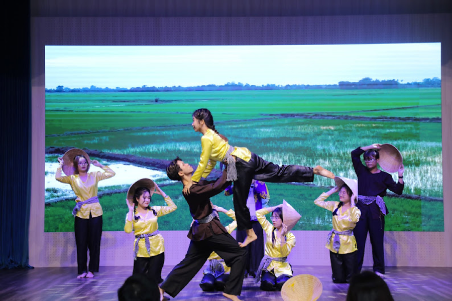 Nhiều tiết mục được dàn dựng công phu tham gia Hội diễn Văn nghệ chào mừng ngày Nhà giáo Việt Nam tại IUH.