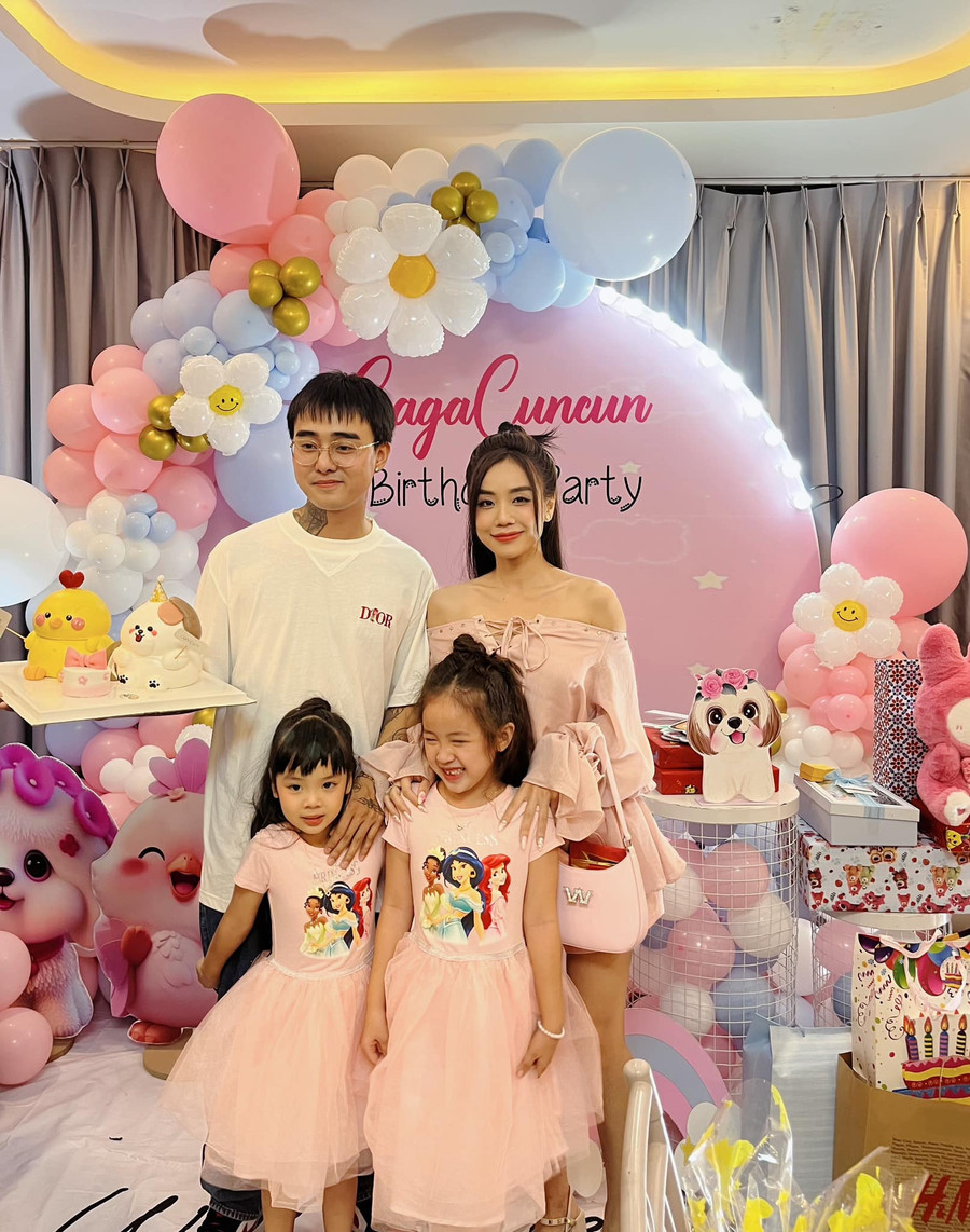 Đạt G thân thiết cùng vợ cũ của Hoài Lâm và 2 con gái. Đạt G thân thiết cùng vợ cũ của Hoài Lâm và 2 con gái.