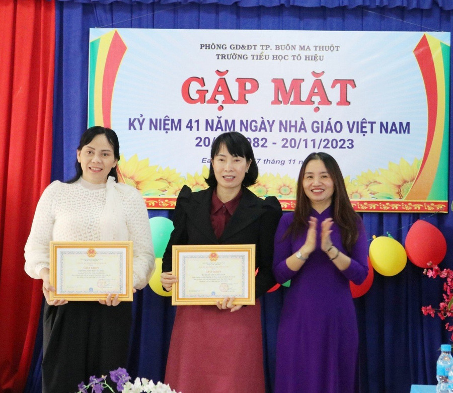 Đại diện lãnh đạo BHXH tỉnh Đắk Lắk trao tặng Giấy khen tặng tập thể Trường Tiểu học Tô Hiệu (TP. Buôn Ma Thuột) và cô giáo Đoàn Thị Tuyết Yến – Hiệu trưởng nhà trường.