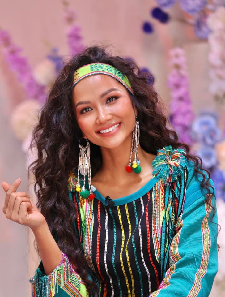 H&apos;Hen Niê nhận được rất nhiều tình cảm và sự yêu mến của khán giả dù đã đăng quang Hoa hậu Hoàn vũ Việt Nam 6 năm.