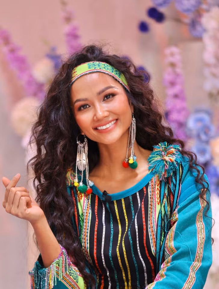 H'Hen Niê nhận được rất nhiều tình cảm và sự yêu mến của khán giả dù đã đăng quang Hoa hậu Hoàn vũ Việt Nam 6 năm.