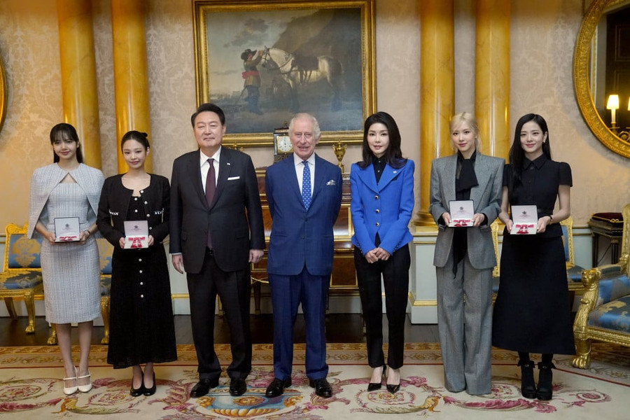 BLACKPINK đứng chung khung hình cùng Vua Charles III, Tổng thống Hàn Quốc Yoon Suk Yeol và Phu nhân Tổng thống Kim Kun Hee. BLACKPINK đứng chung khung hình cùng Vua Charles III, Tổng thống Hàn Quốc Yoon Suk Yeol và Phu nhân Tổng thống Kim Kun Hee.