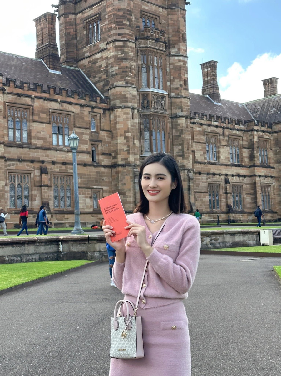 Ý Nhi công khai hình ảnh đầu tiên chụp tại trường đại học ở Úc. Ý Nhi công khai hình ảnh đầu tiên chụp tại trường đại học ở Úc.