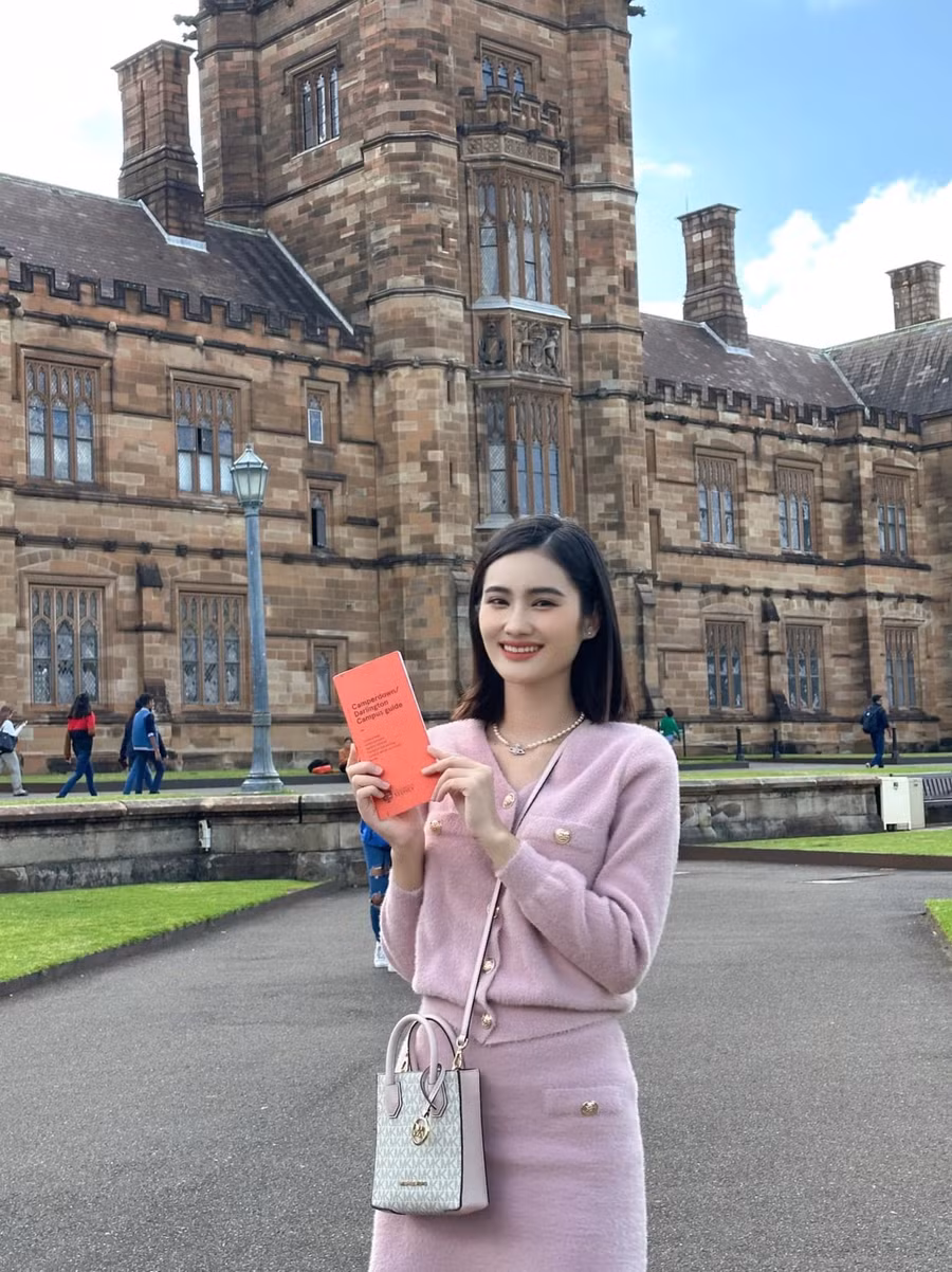 Ý Nhi công khai hình ảnh đầu tiên chụp tại trường đại học ở Úc. Ý Nhi công khai hình ảnh đầu tiên chụp tại trường đại học ở Úc.