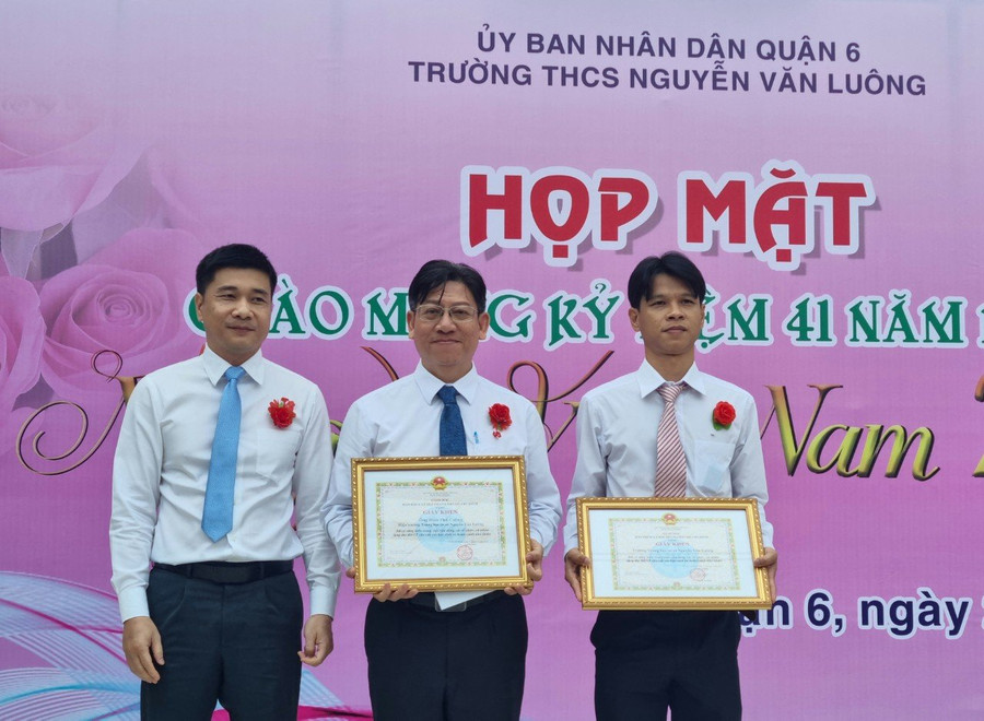 Thay mặt BHXH TP HCM, Phó Giám đốc Trần Dũng Hà đã trao tặng Giấy khen tới tập thể Trường THCS Nguyễn Văn Luông, thầy giáo Đinh Phú Cường - Hiệu trưởng của nhà trường.