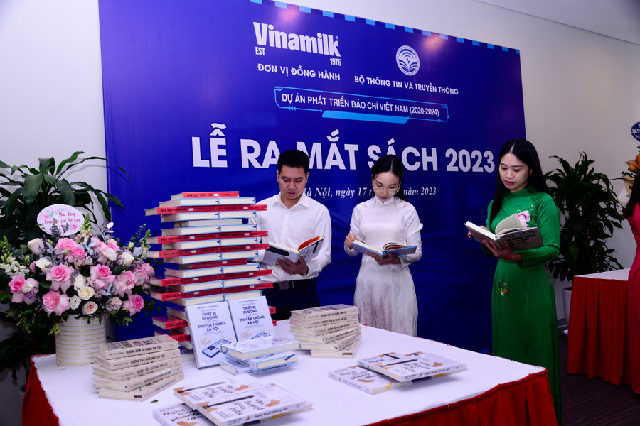 Hai cuốn sách là tài liệu nghề nghiệp hữu ích cho những người tham gia vào hoạt động báo chí. Hai cuốn sách là tài liệu nghề nghiệp hữu ích cho những người tham gia vào hoạt động báo chí.