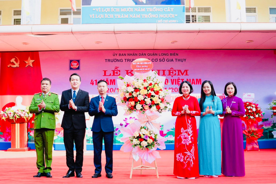Đại diện UBND phường Gia Thụy tặng hoa chúc mừng nhà trường. Đại diện UBND phường Gia Thụy tặng hoa chúc mừng nhà trường.