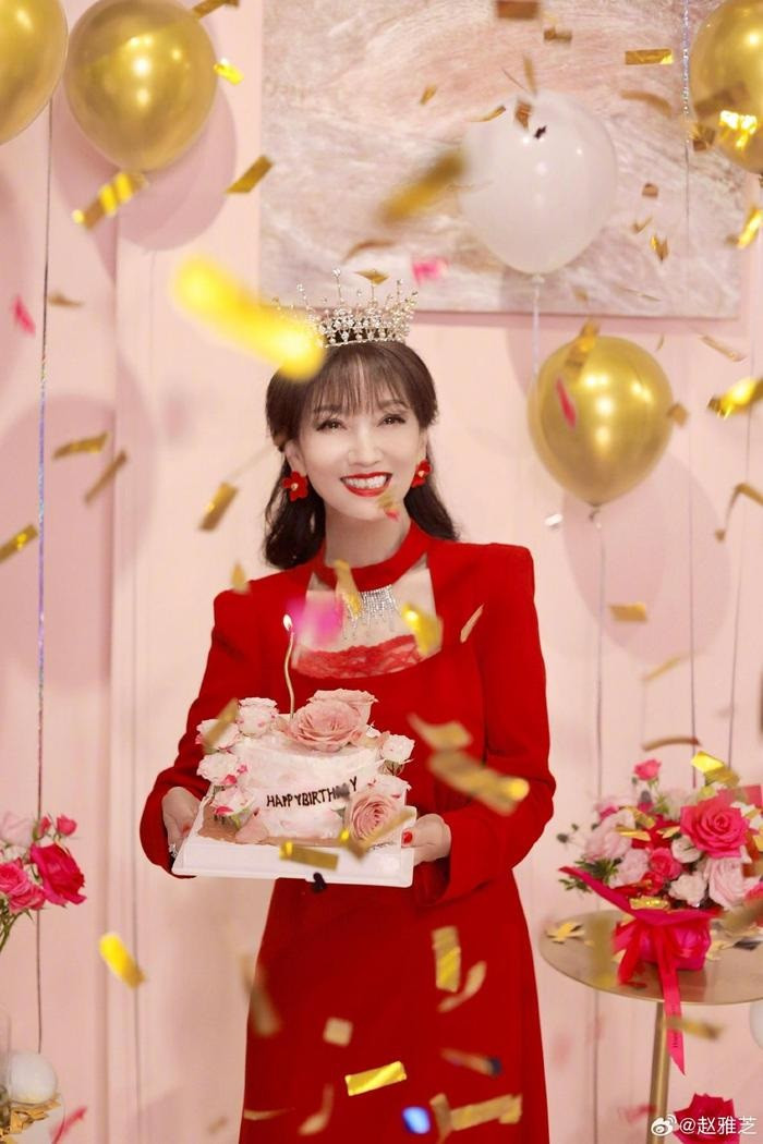 Nữ minh tinh Triệu Nhã Chi sở hữu vẻ ngoài trẻ trung dù đã U70. Nữ minh tinh Triệu Nhã Chi sở hữu vẻ ngoài trẻ trung dù đã U70.