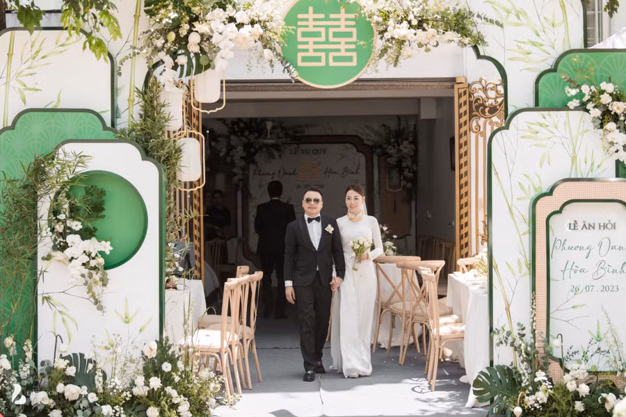 Phương Oanh và Shark Bình chính thức đăng ký kết hôn vào tháng 6/2023. Cả hai tổ chức lễ ăn hỏi vào tháng 7/2023.