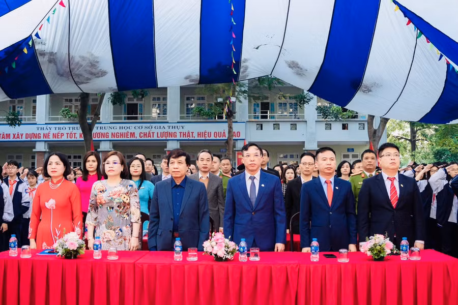 Các đại biểu tham dự buổi lễ.