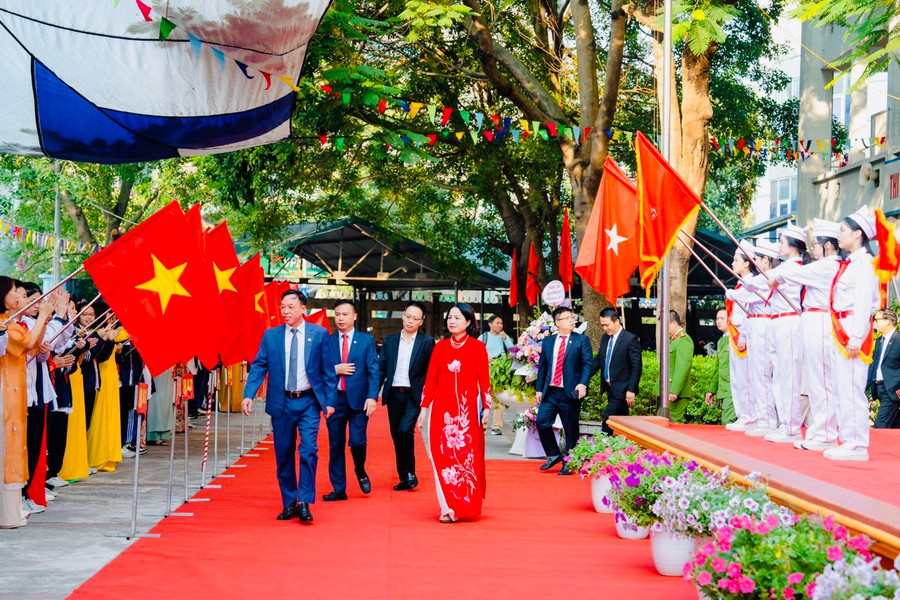 Phó Bí thư Quận uỷ, Chủ tịch UBND quận Long Biên Nguyễn Mạnh Hà dẫn đầu đoàn đại biểu. Phó Bí thư Quận uỷ, Chủ tịch UBND quận Long Biên Nguyễn Mạnh Hà dẫn đầu đoàn đại biểu.