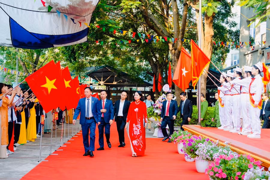 Phó Bí thư Quận uỷ, Chủ tịch UBND quận Long Biên Nguyễn Mạnh Hà dẫn đầu đoàn đại biểu.