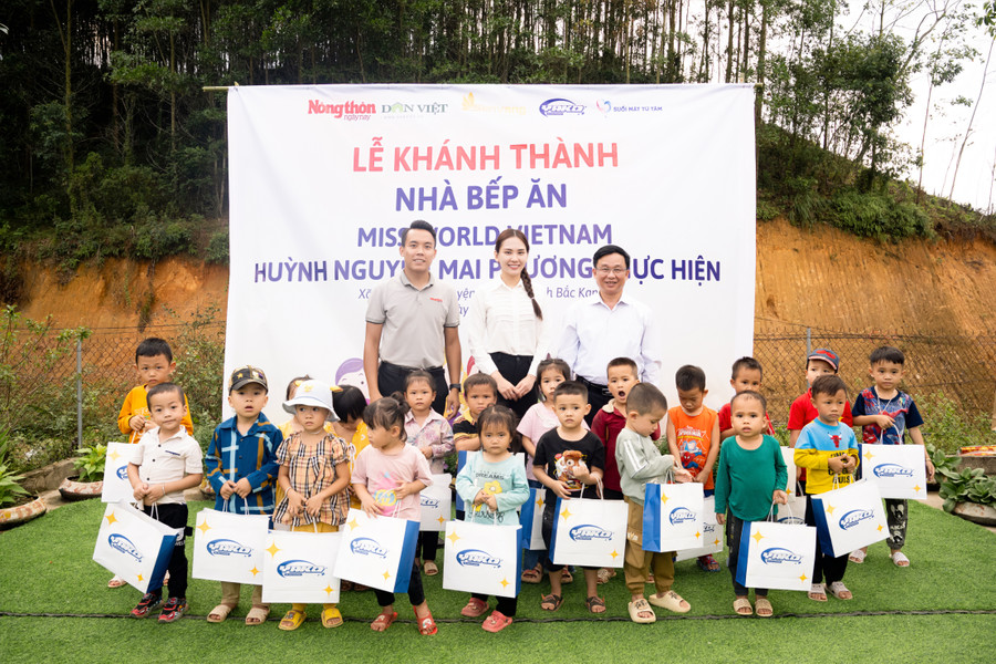 Tại đây, nàng Hậu đã nghiệm thu, kiểm tra chất lượng thi công và tổ chức lễ khánh thành Nhà bếp ăn nhân ái và Yako Farm tại điểm trường mầm non Khuổi Lạn, Pác Nặm, Bắc Kạn. Tại đây, nàng Hậu đã nghiệm thu, kiểm tra chất lượng thi công và tổ chức lễ khánh thành Nhà bếp ăn nhân ái và Yako Farm tại điểm trường mầm non Khuổi Lạn, Pác Nặm, Bắc Kạn.