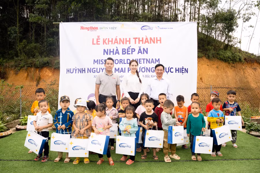 Tại đây, nàng Hậu đã nghiệm thu, kiểm tra chất lượng thi công và tổ chức lễ khánh thành Nhà bếp ăn nhân ái và Yako Farm tại điểm trường mầm non Khuổi Lạn, Pác Nặm, Bắc Kạn.