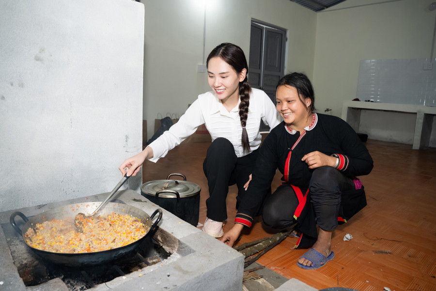 Bên cạnh đó, công trình còn được trang bị hai bếp củi với ống dẫn khói lớn. Song, bếp ăn cũng được trang bị bếp điện hiện đại phòng cho những ngày trời mưa các giáo viên gặp khó khăn trong việc lấy củi. Bên cạnh đó, công trình còn được trang bị hai bếp củi với ống dẫn khói lớn. Song, bếp ăn cũng được trang bị bếp điện hiện đại phòng cho những ngày trời mưa các giáo viên gặp khó khăn trong việc lấy củi.