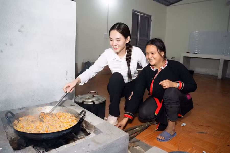 Bên cạnh đó, công trình còn được trang bị hai bếp củi với ống dẫn khói lớn. Song, bếp ăn cũng được trang bị bếp điện hiện đại phòng cho những ngày trời mưa các giáo viên gặp khó khăn trong việc lấy củi.