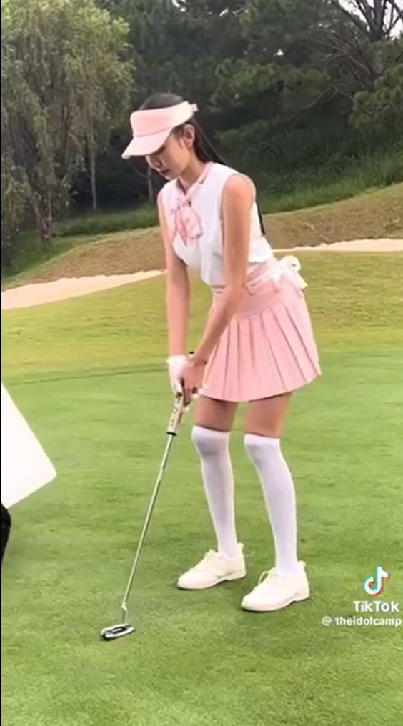 Hoa hậu Thùy Tiên xuất hiện tại sân golf.