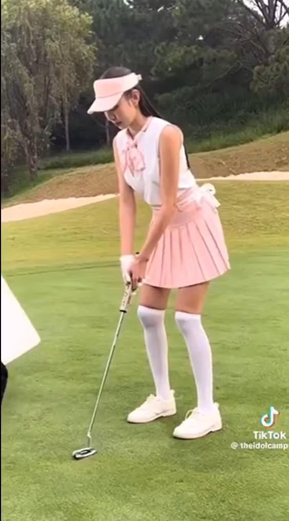 Hoa hậu Thùy Tiên xuất hiện tại sân golf.