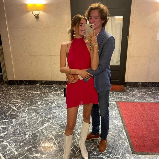 Cộng đồng mạng xôn xao trước hình ảnh nghi Frédéric Arnault công khai bạn gái mới sau nghi vấn đã chia tay Lisa. Cộng đồng mạng xôn xao trước hình ảnh nghi Frédéric Arnault công khai bạn gái mới sau nghi vấn đã chia tay Lisa.